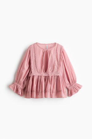 EID-6f267d4476fdf45853026e9b3a070f9ef9aa99aa.jpg بلوزة قطنية بحواف دانتيل